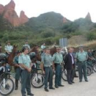 El subdelegado posa ante Las Médulas con la patrulla a caballo y los motoristas del Seprona