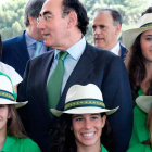 El presidente de Iberdrola, Ignacio Galán, junto a varias deportistas de élite. DL