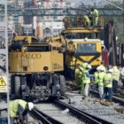 Decenas de trabajadores continuaron  ayer las obras del AVE a su paso por el tramo de Bellvitge