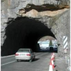 Estado del túnel ayer, donde se aprecia el hueco dejado por el derrumbe