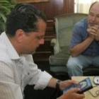 El alcalde Mario Amilivia, en la reunión que mantuvo con el cineasta leonés Julio Suárez