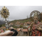 Reliquia de san Froilán y la imagen del santo en la célebre romería de Valdorria. JESÚS F. SALVADORES