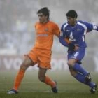 Edmilson intenta proteger el balón ante el acoso del jugador del Getafe Vivar Dorado