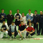 Los ganadores posan con sus trofeos al término de la competición.