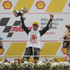 Zarco celebra su victoria con Morbidelli, izquierda, y Folger en el GP de Malasia.
