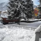 Los alrededores de la plaza Luis Mateo Díez en Villablino muestran los efectos de la nevada de ayer