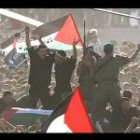 Los restos del presidente palestino Yaser Arafat llegaron a Ramala en medio de un caos provocado por decenas de miles de personas que querían llevar su féretro.