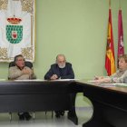 El alcalde David Fernández se dirige a los concejales socialistas durante el Pleno.