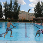 Los leoneses aprovecharon el primer día de las piscinas de Sáenz de Miera.
