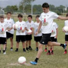 David Villa enseña a golpear el balón en un campus.