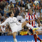 El galés, Gareth Bale, y el uruguayo, Diego Godín, durante el partido de ida.