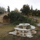Villaquejida cuenta con algunos  rincones singulares.  Sus calles rezuman historia y algunos elementos dan buena cuenta de su pasado, protagonizado por los romanos. Su puente centenario de hierro que une Villaquejida y Villafer es uno de sus tesoros histó