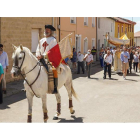 El Apostol, a lomos de su caballo, recorrió las calles del pueblo después de la misa. MIGUEL F.B.