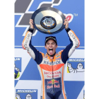 Marc Márquez festeja su gran triunfo en Australia. NEAMY