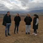 Borja García, Iván Alonso, Rubén García y Marta Castro, en los futuros viñedos de Otero. DL