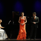 La soprano Marta Arce, el barítono Juan Antón y la pianista Elisa Rapado ayer en el San Francisco. JESÚS