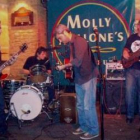 Imagen de una actuación de Figurantes en el Molly.