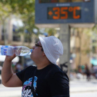 Hidratarse y alimentarse correctamente es vital para pasar un verano sin sustos.