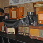 Imagen de una parte de la exposición de aparatos de radio instalada en la fábrica de harinas. DL