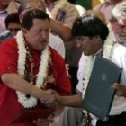 Hugo Chávez saluda a Evo Morales en presencia de Lula Da Silva, en la cumbre celebrada en Perú