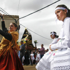 Una aragonesa y una danzante de Pobladura de Pelayo García, durante la procesión . FERNANDO OTERO