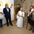 El alcalde de León, Antonio Silván, asiste a la representación de las visitas teatralizadas en la Casona de Puerta Castillo acompañado de la concejala de Cultura, Patrimonio y Turismo, Margarita Torres