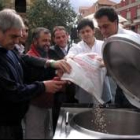 Los miembros de La Tartera, junto con el alcalde, pusieron en remojo ayer por la tarde las alubias