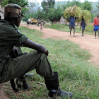 Un miliciano vigila una carretera en Nyamilima, en Kivu del Norte, al este de la República Democrática del Congo.