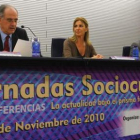 El presidente del CEL, Emilio de la Puente, y los periodistas Carmen Tomás y Jesús Sanz.