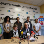 Teresa Lage y el alcalde, delante del resto del equipo de gobierno, en la rueda de prensa de ayer