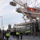 Agentes de policía, frente al London Eye, donde cientos de personas quedaron atrapadas durante el atentado.