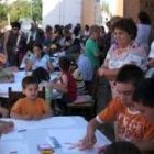 Más de setenta niños plasman sus ideas sobre el papel bajo la atenta mirada de familiares y amigos