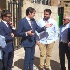 Suárez Quiñones, ayer en Valderas con los miembros de la Junta Agropecuaria Local. MEDINA