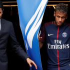 Nasser Al-Khelaifi, presidente catarí del PSG, y Neymar, salen al césped del Parque de los Príncipes.