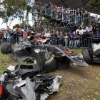 Miembros del servicio de seguridad acumulan los restos de los coches del español Fernando Alonso (izda) y el mexicano Esteban Gutiérrez (dcha) tras su accidente en el Gran Premio de Australia de Fórmula Uno. EFE  Alonso y Gutiérrez fuera, tras un espectac