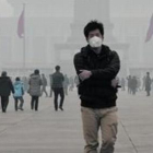 Ciudadanos, algunos protegidos con máscaras, pedalean envuelton en la contaminación en la ciudad china de Daqing, en octubre del 2013.