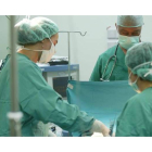 Un equipo médico del Hospital de la Reina de Ponferrada realiza una intervención, en una imagen de archivo.
