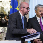 El primer ministro belga, Charles Michel (izquierda), y el ministro belga de Asuntos Exteriores, Didier Reynders, comparecen en una rueda de prensa.