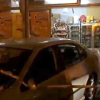 El niño estaba en la puerta del establecimiento cuando el vehículo impactó por causas que se investigan contra el establecimiento.