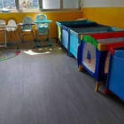 Material donado por profesores y familias para el aula de un año en el Ceip San Miguel de Villablino. DL