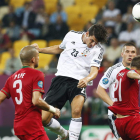 Mario Gómez cabecea el balón en la acción que supuso el gol del triunfo alemán frente a Portugal.