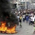 Un grupo de haitianos seguidores de René Préval montan barricadas en las calles de Puerto Príncipe