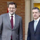 El presidente del Gobierno, Mariano Rajoy, y el lendakari, Íñigo Urkullu, en enero del 2013, en la Moncloa, en la primera reunión que mantuvieron como jefes de ambos ejecutivos.