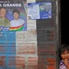 Una niña observa la comitiva de Evo Morales en Villa en Septiembre