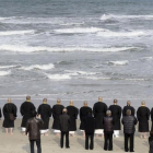 Monjes budistas y familiares de las víctimas de Fukushima recuerdan a los fallecidos en el quinto aniversario del desastre nuclear.