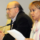 El gerente del consorcio, José Antonio Álvarez Canal, y la presidenta, Isabel Carrasco, ayer.