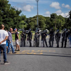 Imagen de archivo de integrantes del Cuerpo de Policía Nacional Bolivariana (CPNB) vigilan en una calle durante una manifestación de apoyo a un grupo de militares