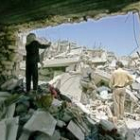 Una familia libanesa observa los destrozos en una vivienda de la localidad de Aita Chaab