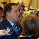 Hugo Chávez  atiende a los periodistas durante la tercera cumbre de la Opep en Riad