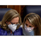 Nadia Calviño junto a Yolanda Díaz en el Congreso de los Diputados. JAVIER LIZÓN